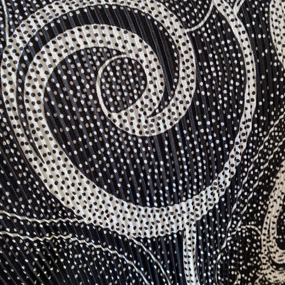 Dress barn black and white pullover “0” ring stretch top size 2X - Picture 6 of 7